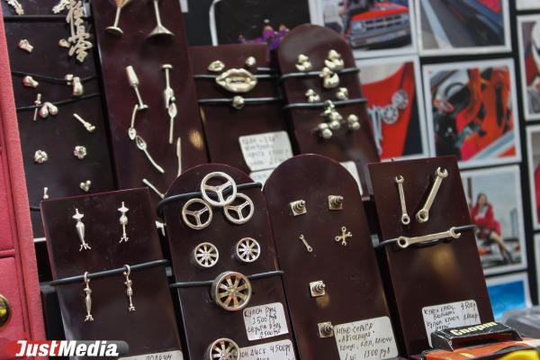 «Моя коллекция стоит дорого и не в рублях». Екатеринбурженка Анна Холод владеет винтажным бутиком и дрифтует на старых авто - Фото 10