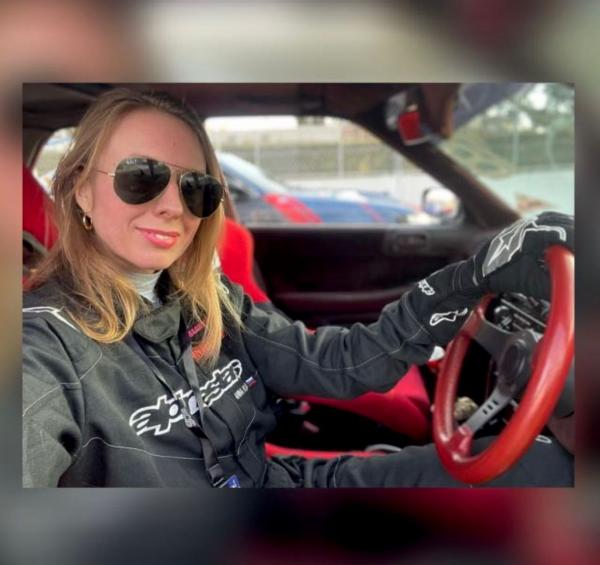 «Моя коллекция стоит дорого и не в рублях». Екатеринбурженка Анна Холод владеет винтажным бутиком и дрифтует на старых авто - Фото 12