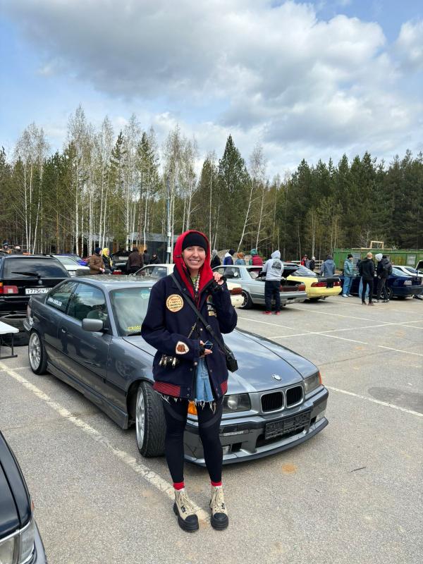 «Моя коллекция стоит дорого и не в рублях». Екатеринбурженка Анна Холод владеет винтажным бутиком и дрифтует на старых авто - Фото 13