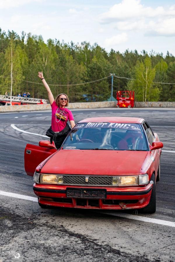 «Моя коллекция стоит дорого и не в рублях». Екатеринбурженка Анна Холод владеет винтажным бутиком и дрифтует на старых авто - Фото 14