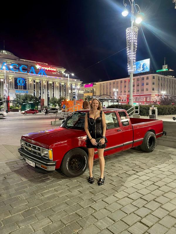 «Моя коллекция стоит дорого и не в рублях». Екатеринбурженка Анна Холод владеет винтажным бутиком и дрифтует на старых авто - Фото 15