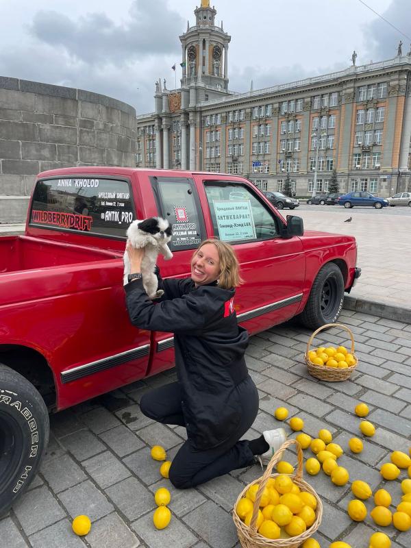 «Моя коллекция стоит дорого и не в рублях». Екатеринбурженка Анна Холод владеет винтажным бутиком и дрифтует на старых авто - Фото 16