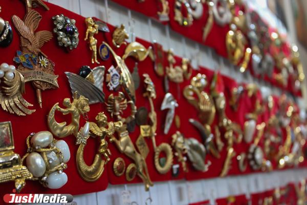 «Моя коллекция стоит дорого и не в рублях». Екатеринбурженка Анна Холод владеет винтажным бутиком и дрифтует на старых авто - Фото 20