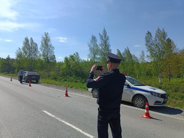 Под Ревдой «Шевроле» вылетел с дороги и перевернулся. Пострадали 2 человека - Фото 2
