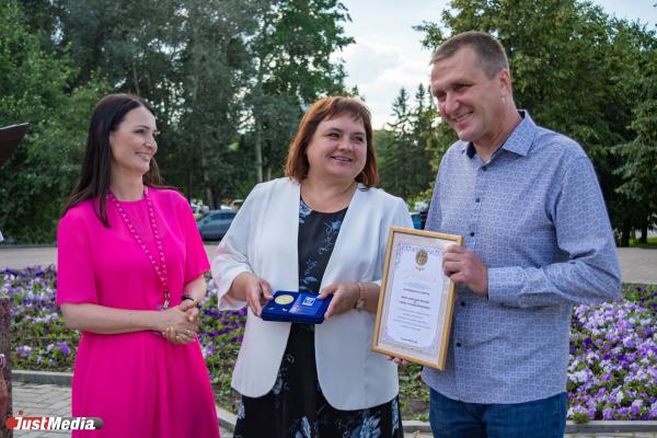 В Екатеринбурге наградили супружескую пару почетным знаком «За любовь и верность» - Фото 2