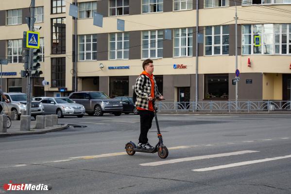 Мэрия Екатеринбурга и ГИБДД устроила облаву на самокатчиков, нарушающих ПДД - Фото 2