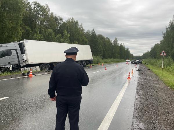 Под Каменском-Уральским фура раздавила «семерку», где был дедушка с внуком - Фото 4