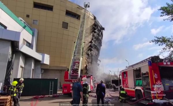 МЧС: «Пожар по фасаду ТЦ «Рио» локализован», авиацию привлекать не будут» - Фото 3