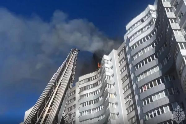 В Калининграде на площади 200 кв. метров горит кровля жилого дома - Фото 2