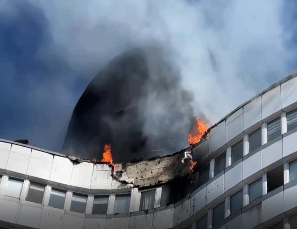 В Калининграде на площади 200 кв. метров горит кровля жилого дома - Фото 3