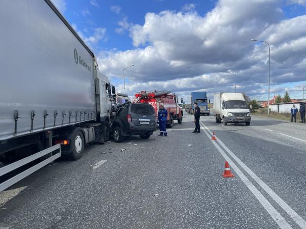 На Серовском тракте водитель кроссовера устроил страшное ДТП с двумя большегрузами - Фото 2