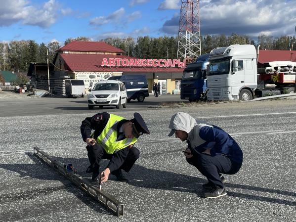 На Серовском тракте водитель кроссовера устроил страшное ДТП с двумя большегрузами - Фото 3