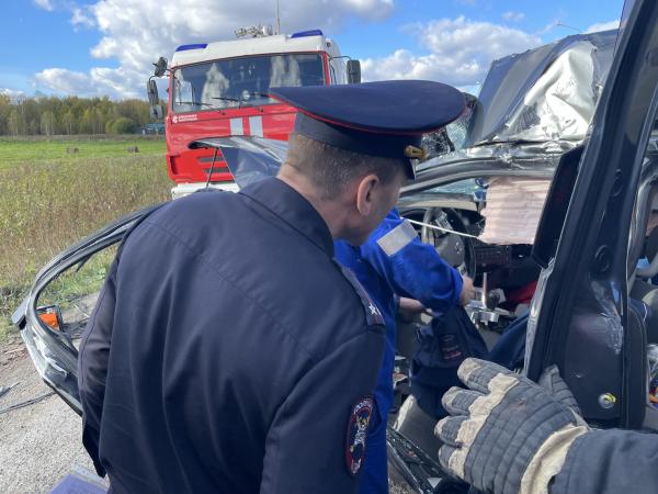 На Серовском тракте водитель кроссовера устроил страшное ДТП с двумя большегрузами - Фото 5