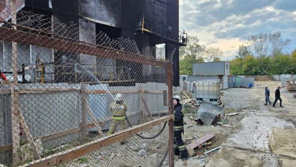  В Екатеринбурге горел утеплитель на стенах строящееся здания на Куйбышева - Фото 2