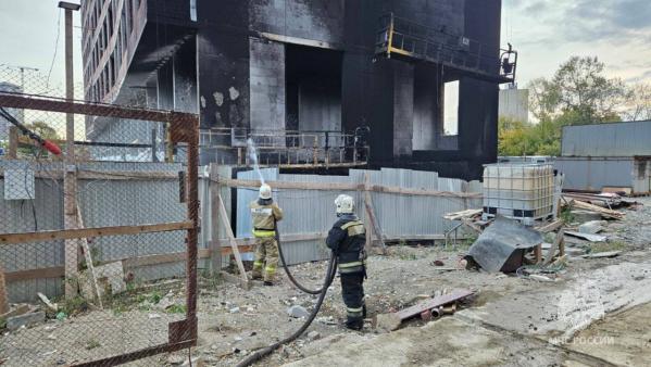  В Екатеринбурге горел утеплитель на стенах строящееся здания на Куйбышева - Фото 3