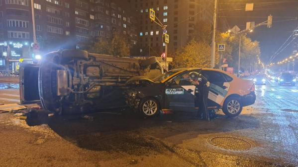 В Екатеринбурге из-за каршеринговой машины, проскочившей на «красный», перевернулся кроссовер - Фото 2
