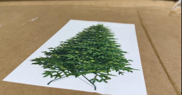 Уральские бизнесмены привезли более 180 тонн елок, игрушек и фейерверков - Фото 2