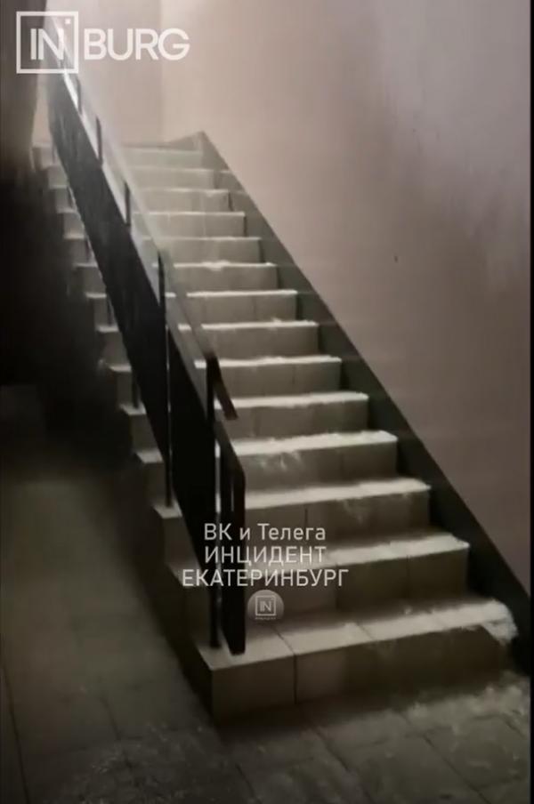 В Верхней Пышме многоэтажку затопило горячей водой - Фото 2