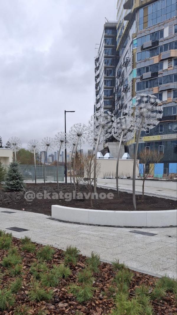 В новом сквере в центре Екатеринбурга установили светильники-одуванчики - Фото 2