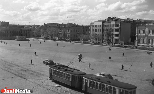 Сначала продавали нижнее белье, а потом открыли банк. История дома за памятником Ленину в Екатеринбурге - Фото 9