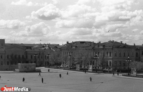 Сначала продавали нижнее белье, а потом открыли банк. История дома за памятником Ленину в Екатеринбурге - Фото 8