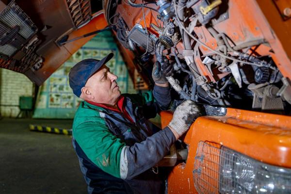 Мусоровозы «Спецавтобазы» перешли на зимний режим работы - Фото 2