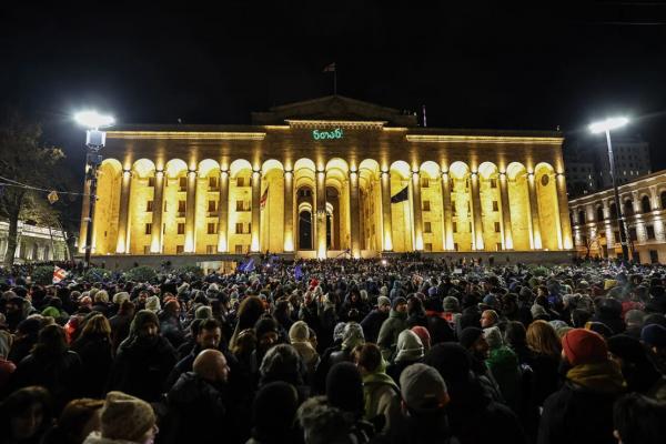 Грузинская полиция разогнала водометами и газом митинг оппозиции в Тбилиси - Фото 2