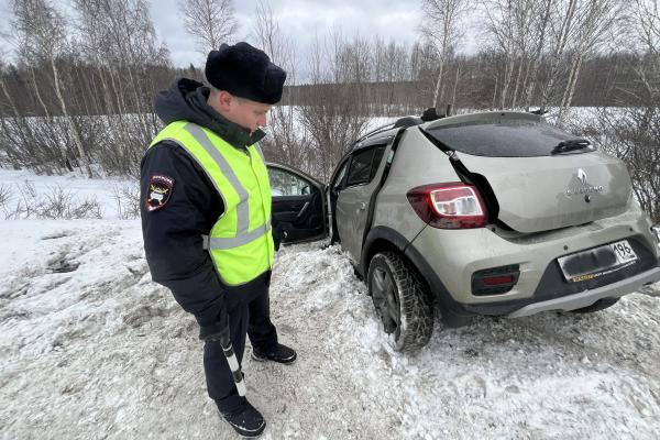 На Серовском тракте, влетев в «Тойота Ленд Крузер», погибла водитель «Рено» и ее мать - Фото 2