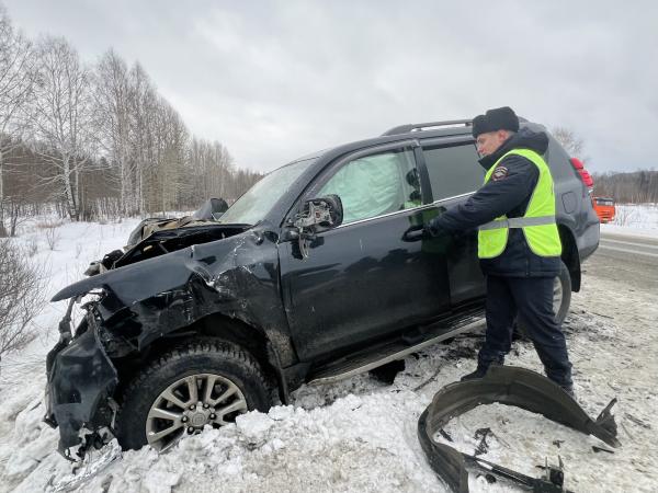 На Серовском тракте, влетев в «Тойота Ленд Крузер», погибла водитель «Рено» и ее мать - Фото 3
