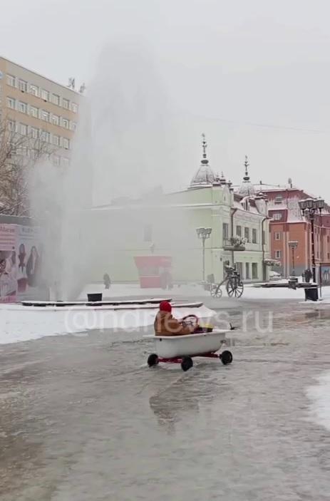 В Екатеринбурге на Вайнера из-под земли забил фонтан - Фото 2