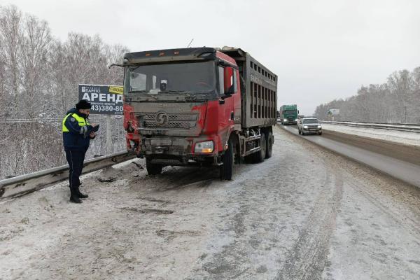 На Тюменском тракте в массовом ДТП с грузовиками серьезно пострадал пешеход - Фото 2