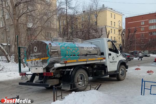 В Екатеринбурге жители четырех домов на Ленина из-за аварии остались без холодной и горячей воды - Фото 3
