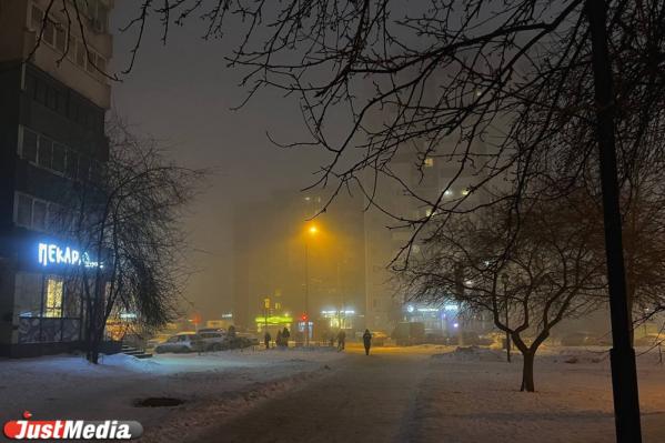 Из-за смога в Екатеринбурге ухудшилась видимость на дорогах - Фото 2
