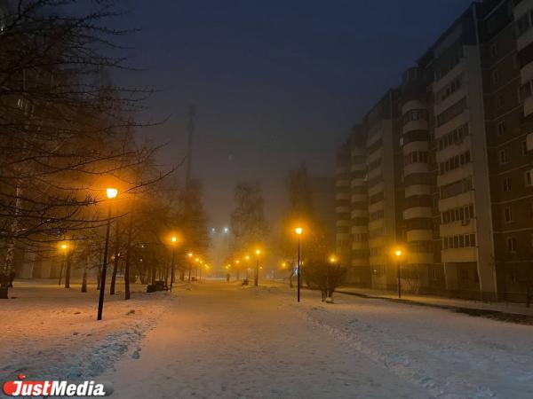 Из-за смога в Екатеринбурге ухудшилась видимость на дорогах - Фото 3