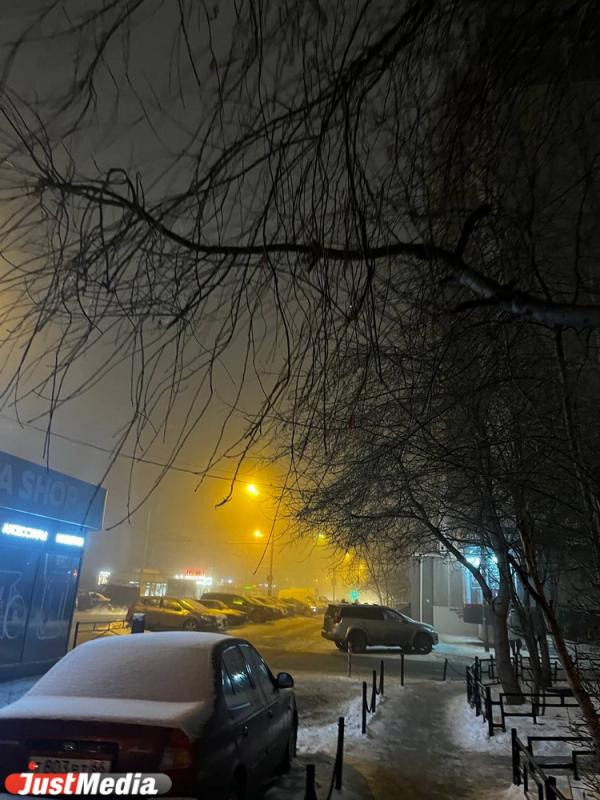 Из-за смога в Екатеринбурге ухудшилась видимость на дорогах - Фото 5
