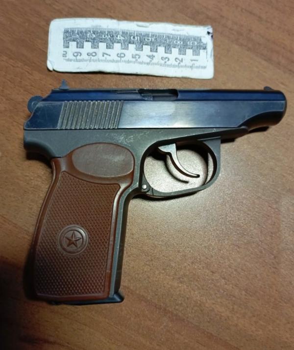 В Красноуфимске местный житель, угрожая травматом, требовал от газовиков вернуть в квартиру голубое топливо - Фото 2