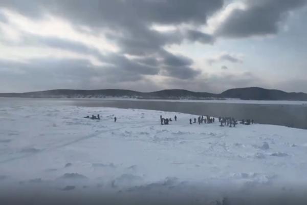 В Охотском море МЧС с помощью вертолета и воздушной подушки спасает 300 рыбаков на льдине - Фото 2