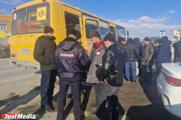 Силовики устроили облаву на мигрантов в мечети в Арамили - Фото 5