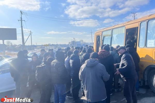 Силовики устроили облаву на мигрантов в мечети в Арамили - Фото 6