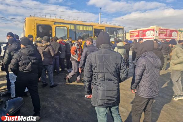 Силовики устроили облаву на мигрантов в мечети в Арамили - Фото 7