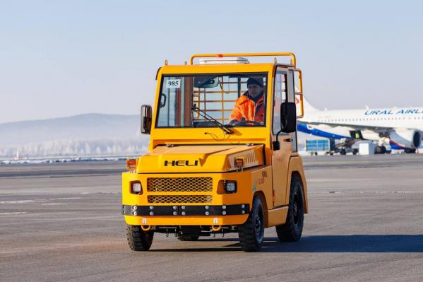 Новые спецмашины пополнили автопарк аэропорта Кольцово - Фото 3