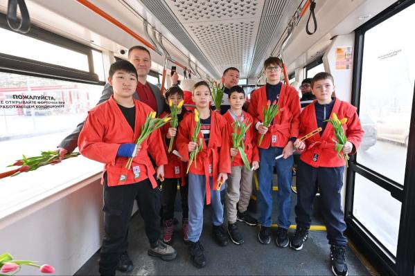 Участники проекта «Выбор сильных» поздравили с 8 марта пассажирок Верхнепышминского трамвая - Фото 2