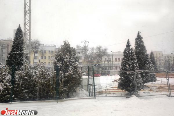 Каток на площади 1905 года начали разбирать - Фото 3