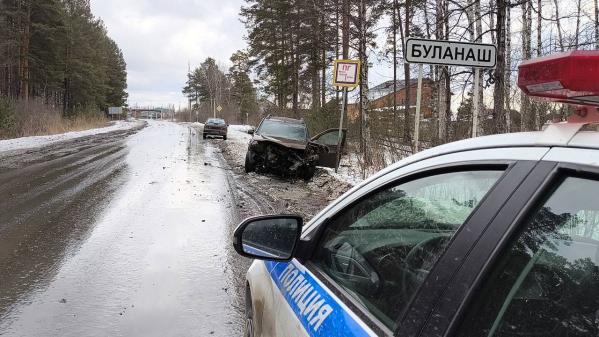 В Свердловской области в лобовом столкновении легковушек пострадал ребенок - Фото 2