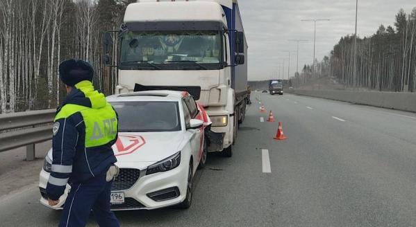 На ЕКАДе водитель и 9-летний пассажир MG пострадали в ДТП с КАМАЗом - Фото 2