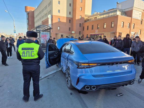 В Екатеринбурге водитель Chery в результате ДТП вылетел на тротуар и сбил четырех пешеходов - Фото 2