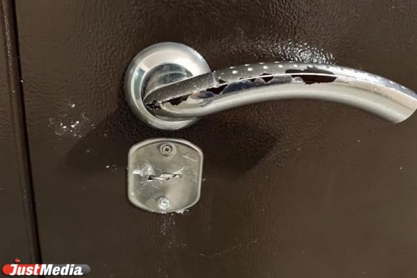 «Заливает клеем замки и включает виброколонку». Жители дома на Учителей пожаловались на соседку  - Фото 6