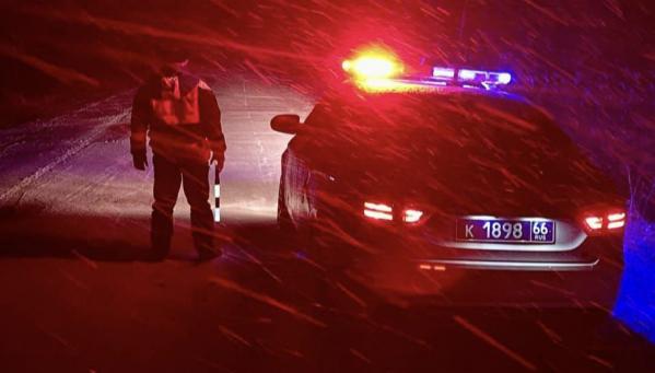 Из-за выпавшего снега экипажи ПС усилили патрулирование на свердловских трассах - Фото 2