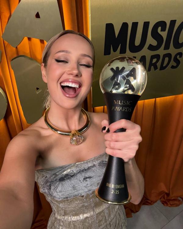 Клава Кока дала интервью с кольцом… на шее - Фото 2