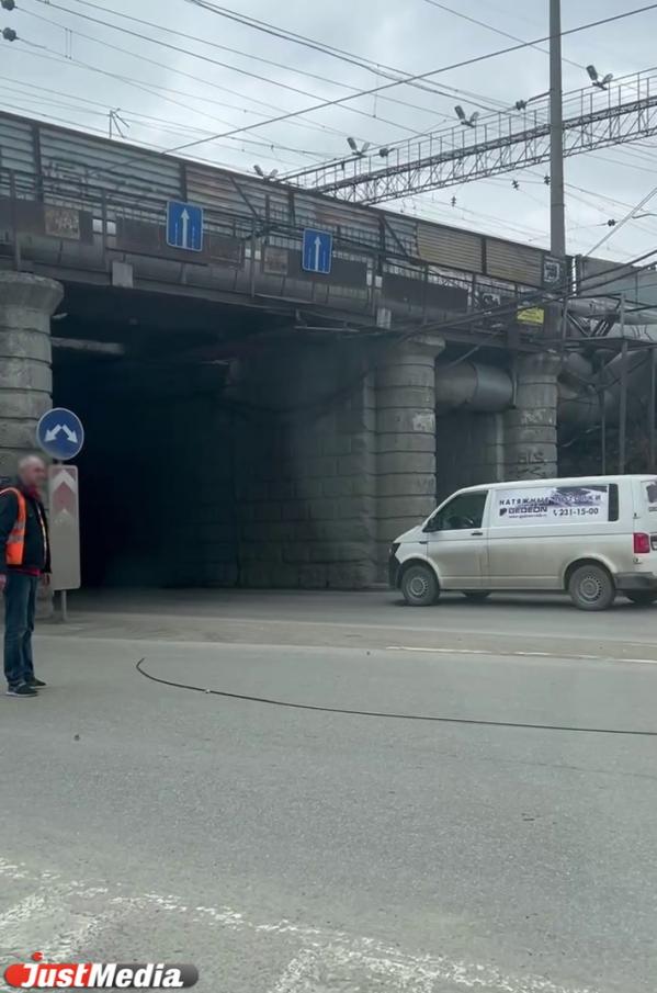 В Екатеринбурге на проспекте Космонавтов под железнодорожным мостом оборвали троллейбусные провода - Фото 2